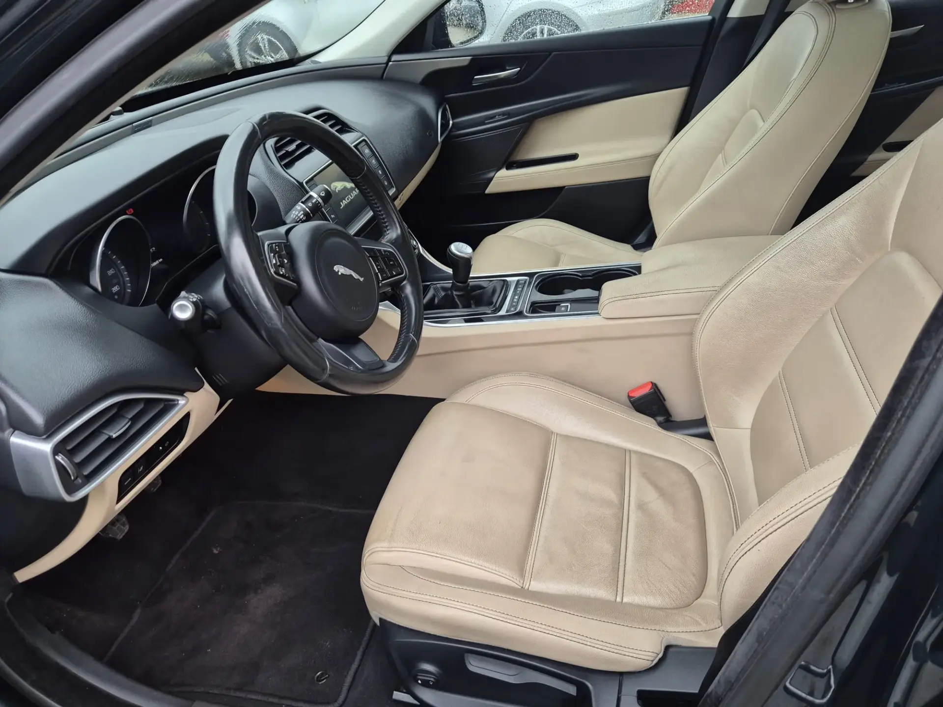 Jaguar XE 2.0 D Prestige 8