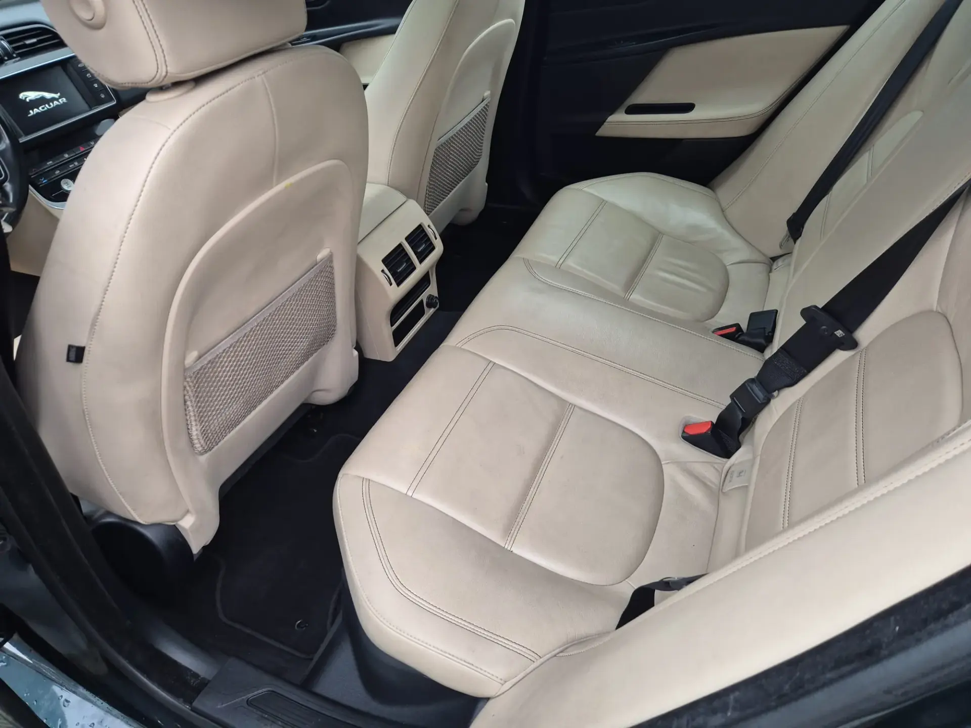 Jaguar XE 2.0 D Prestige 9