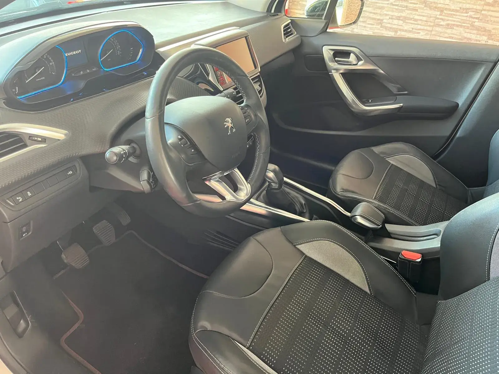 Peugeot 2008 1.2 PureTech Allure 11