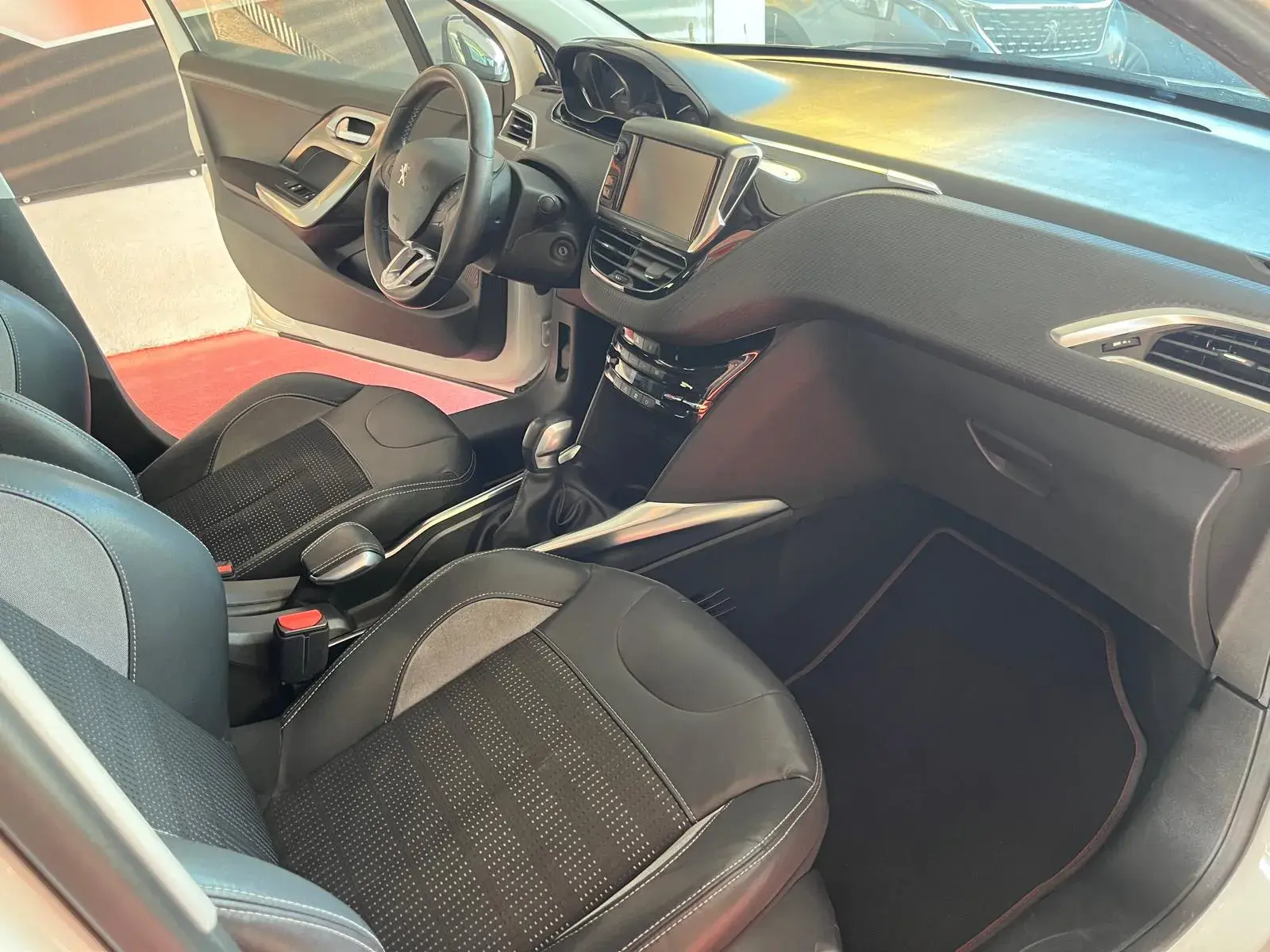 Peugeot 2008 1.2 PureTech Allure 12