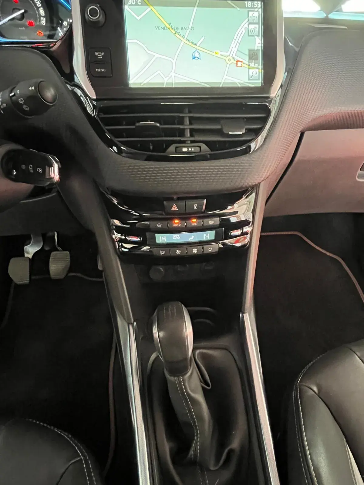 Peugeot 2008 1.2 PureTech Allure 17