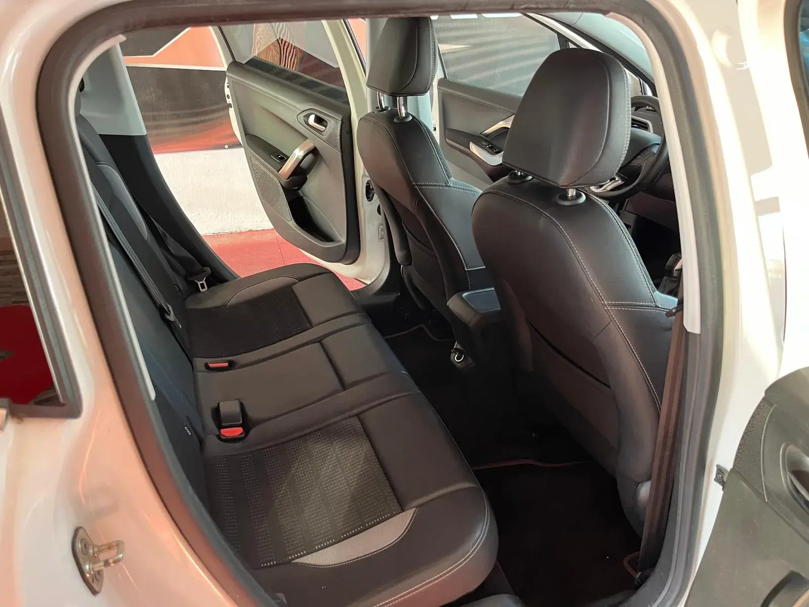 Peugeot 2008 1.2 PureTech Allure 21