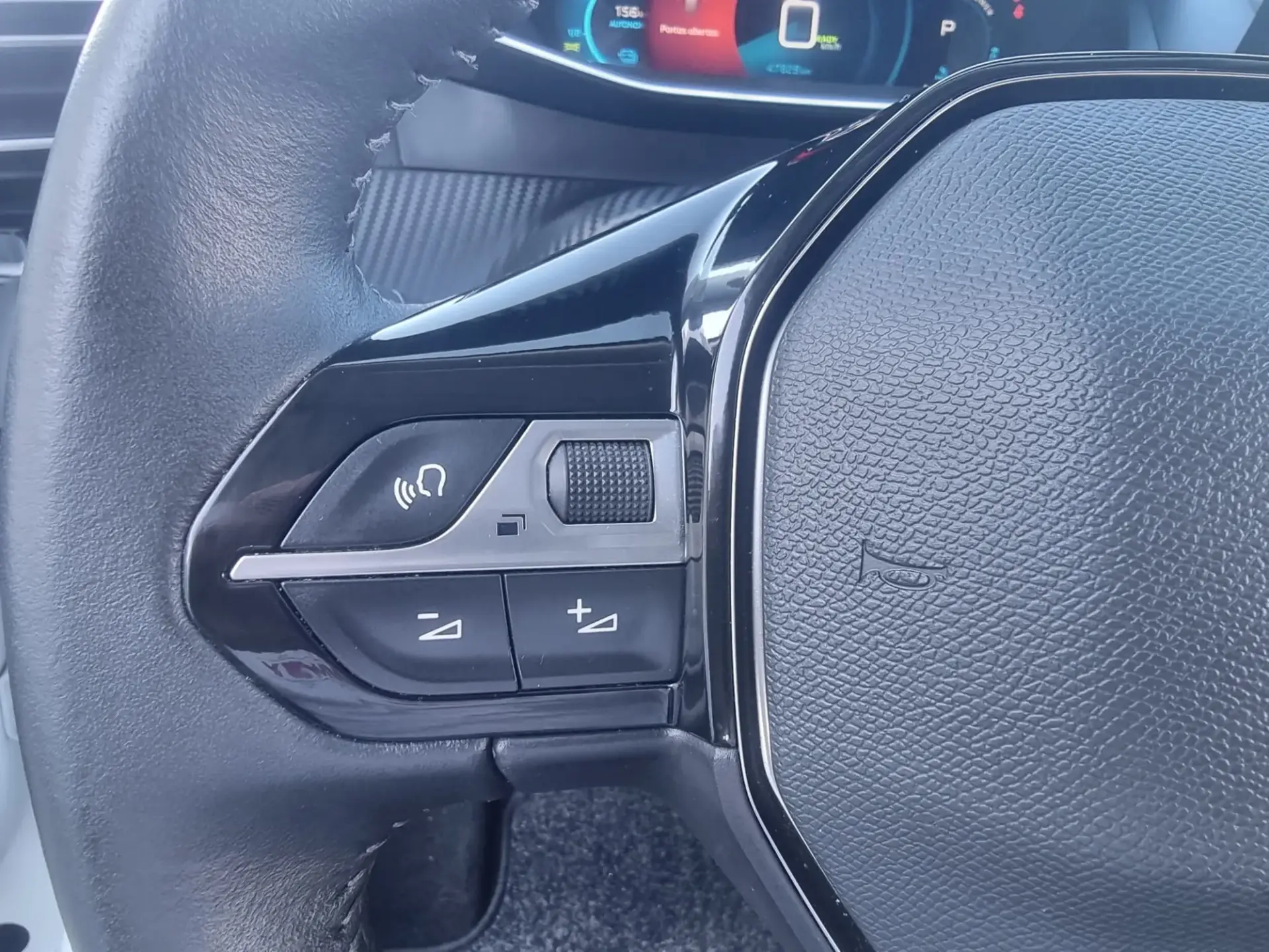 Peugeot e-2008 50 kWh Allure Pack 26