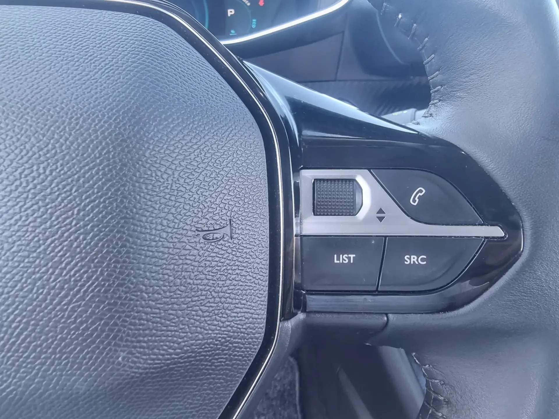 Peugeot e-2008 50 kWh Allure Pack 27