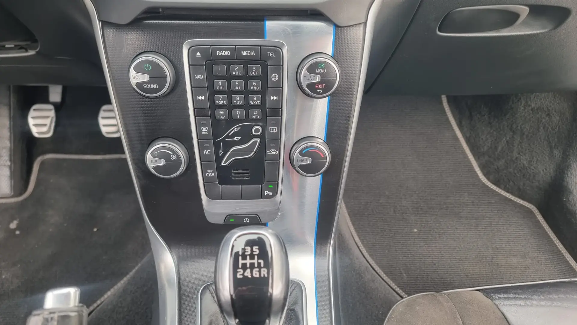 Volvo V40 2.0 D2 R-Design 10