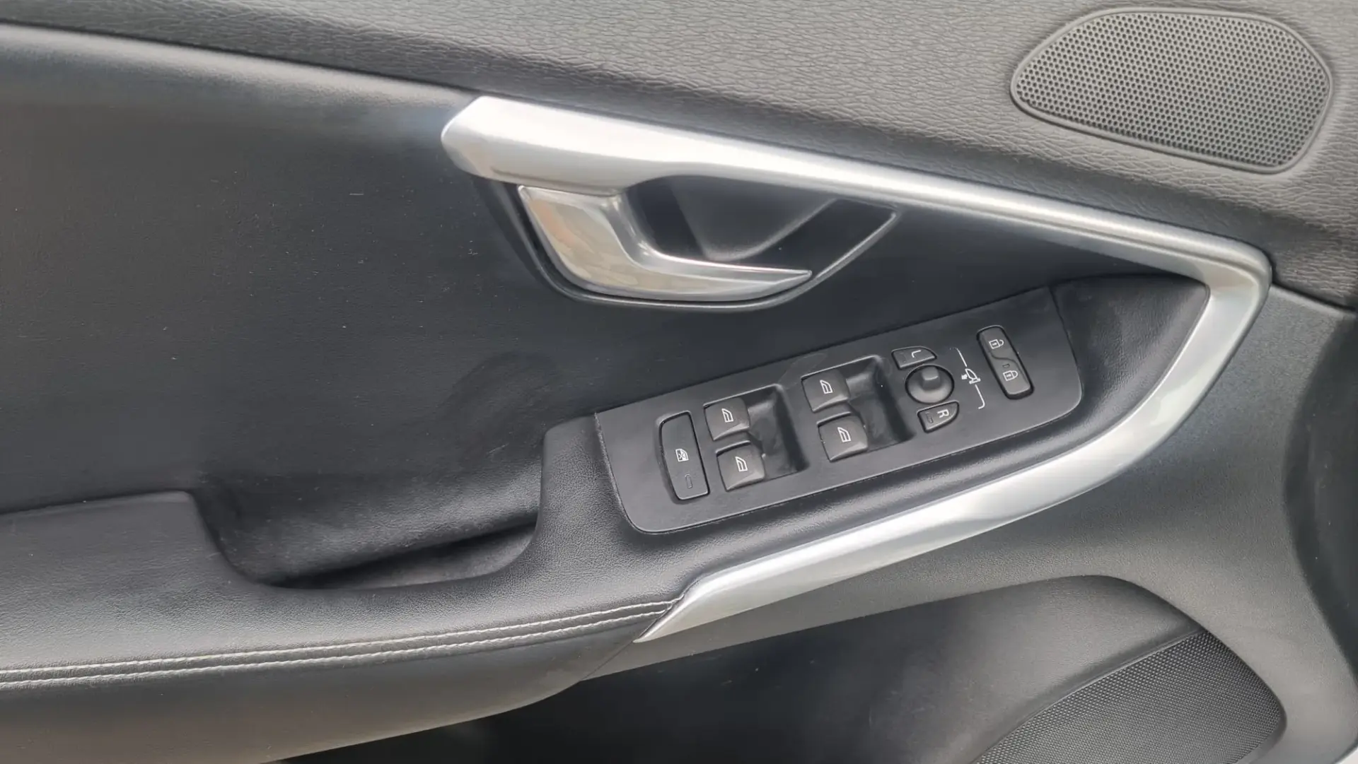 Volvo V40 2.0 D2 R-Design 21