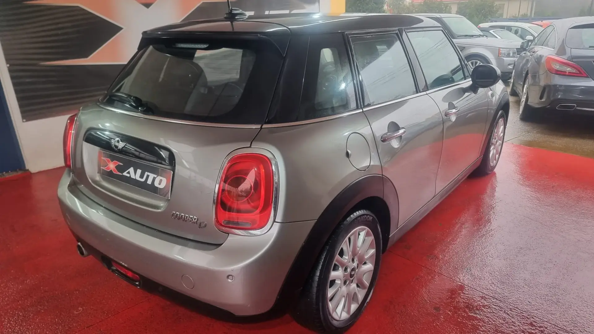 MINI 5 Portas Cooper D Auto 4