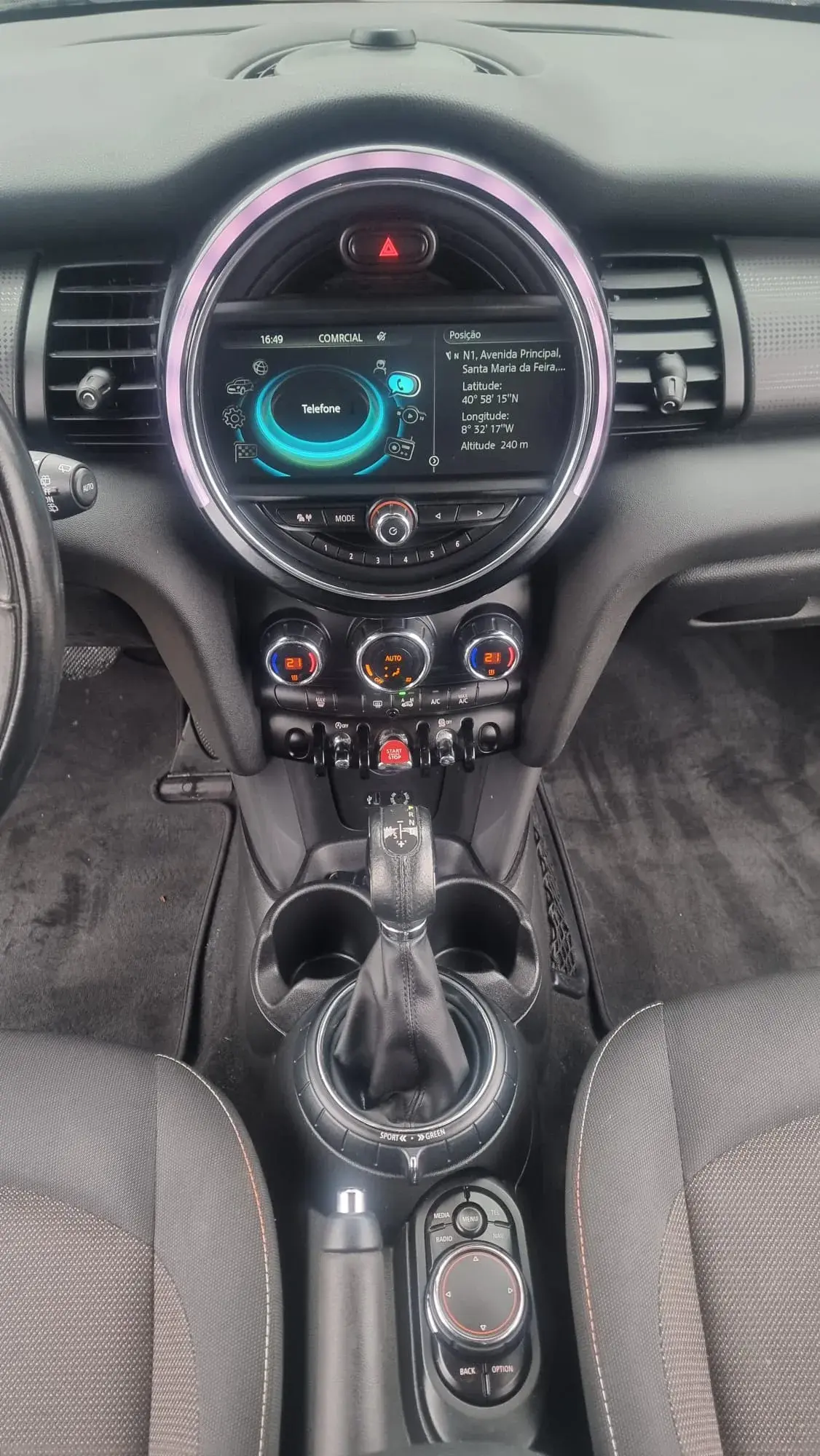 MINI 5 Portas Cooper D Auto 13