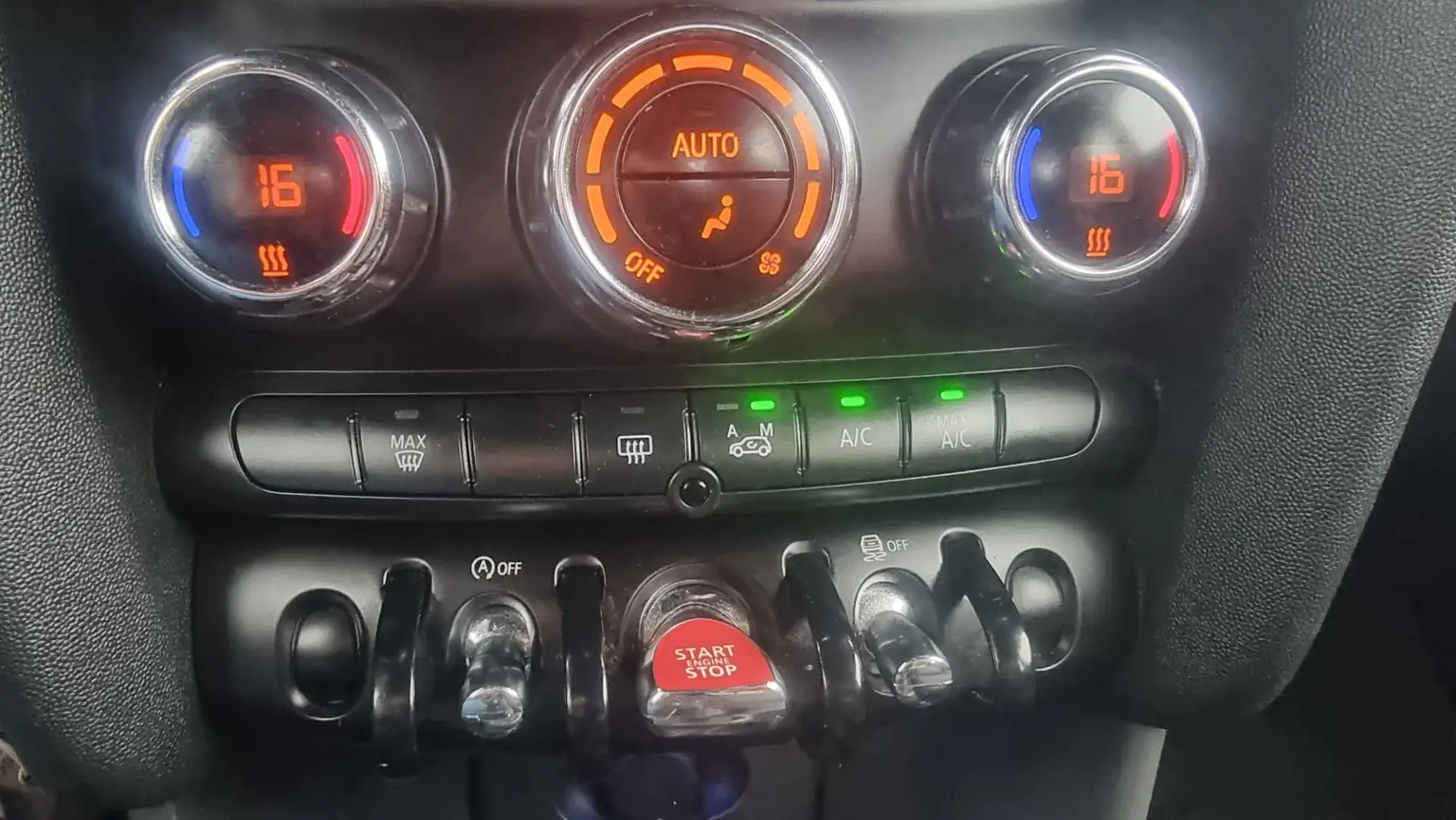 MINI 5 Portas Cooper D Auto 14