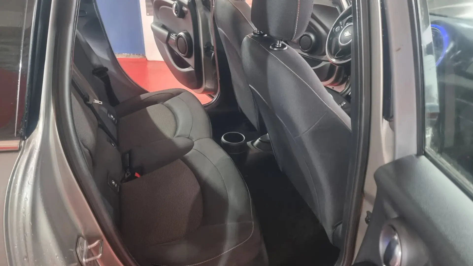 MINI 5 Portas Cooper D Auto 19
