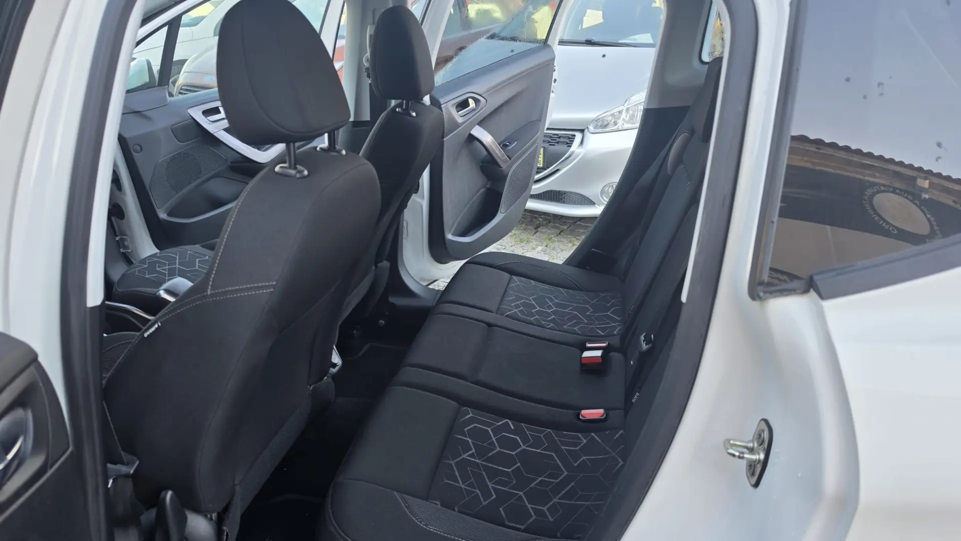 Peugeot 2008 1.6 e-HDi Allure 5