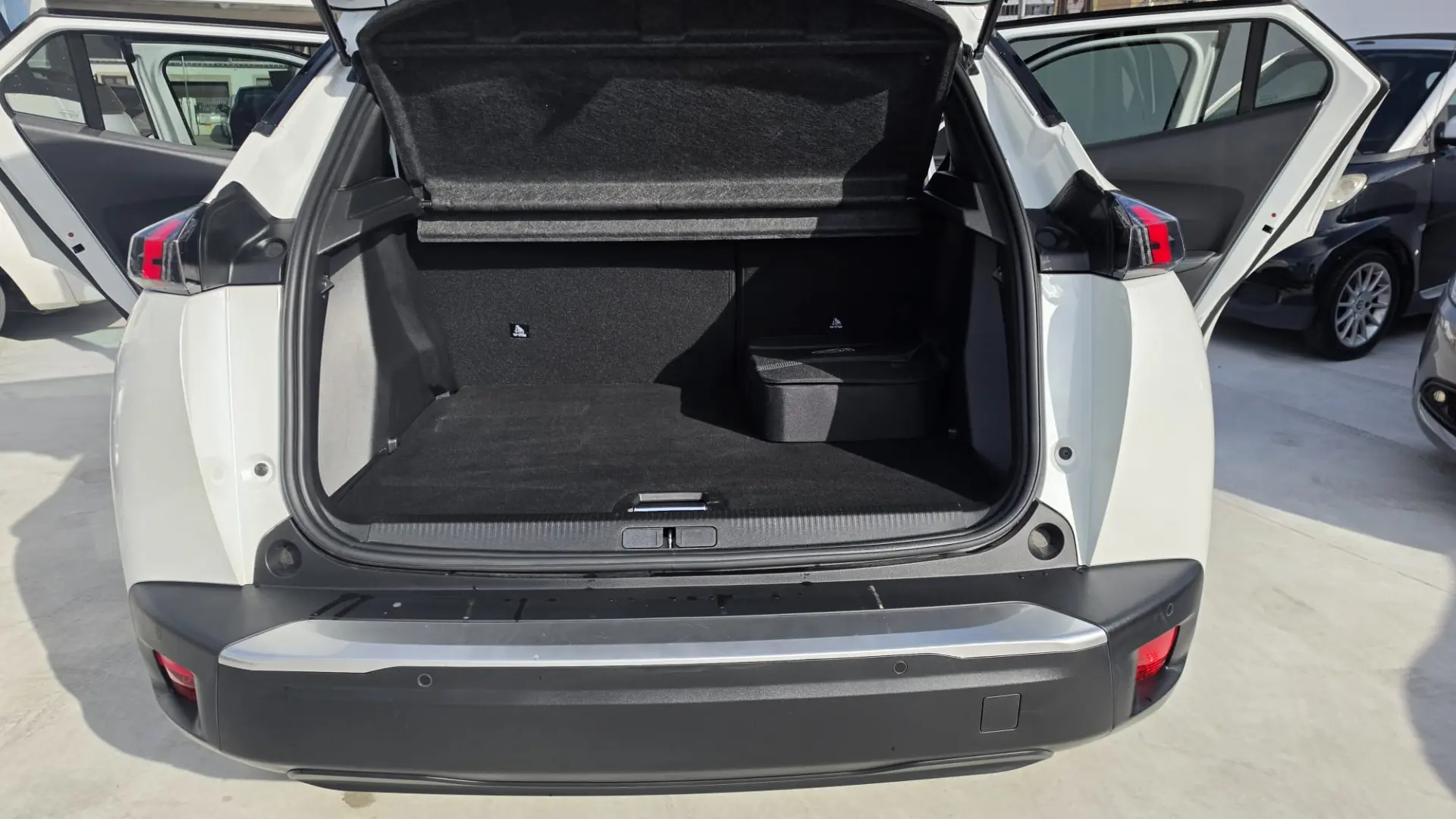 Peugeot e-2008 Allure 6
