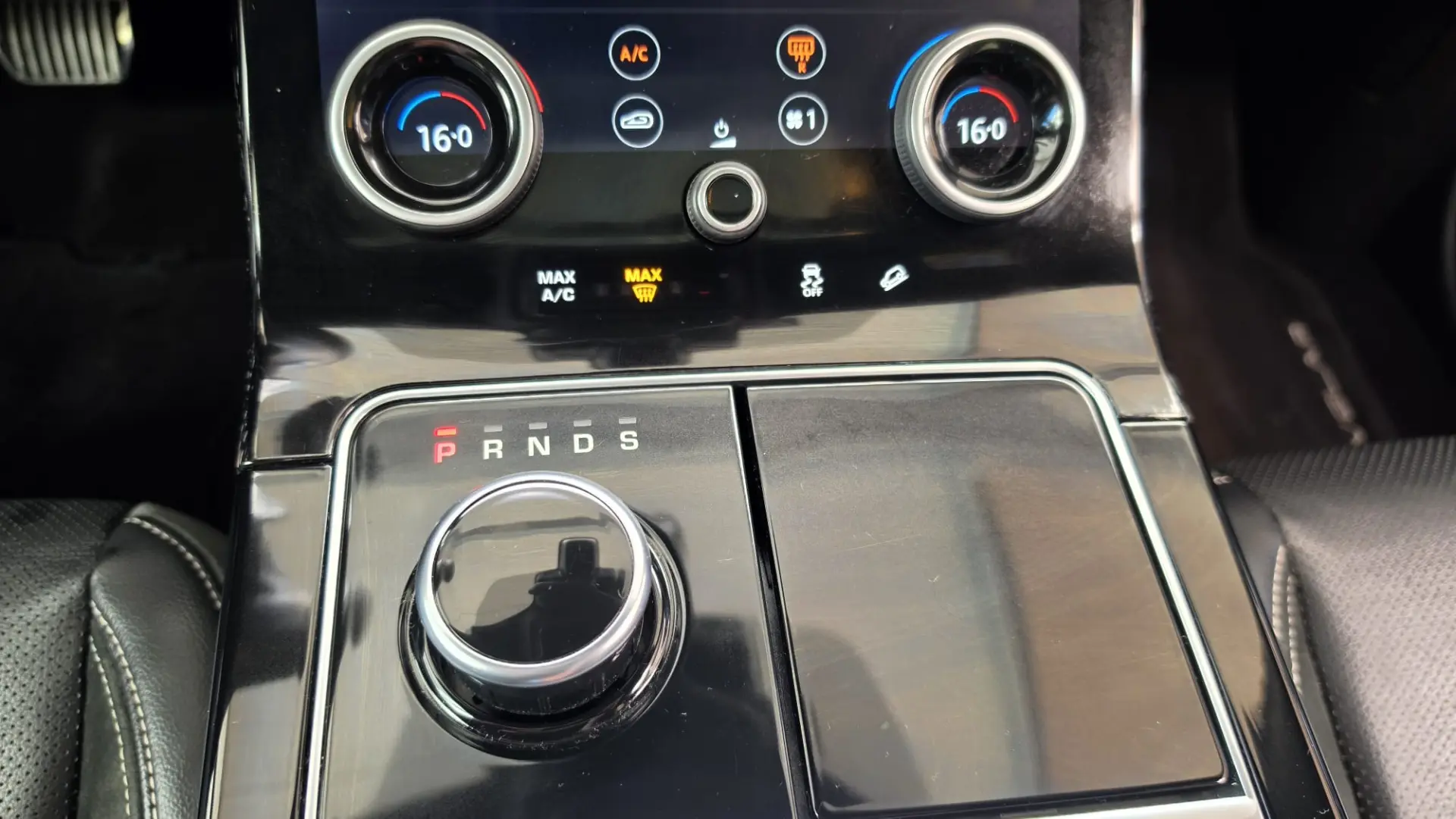 Land Rover Range Rover Velar 2.0 D R-Dynamic SE 18
