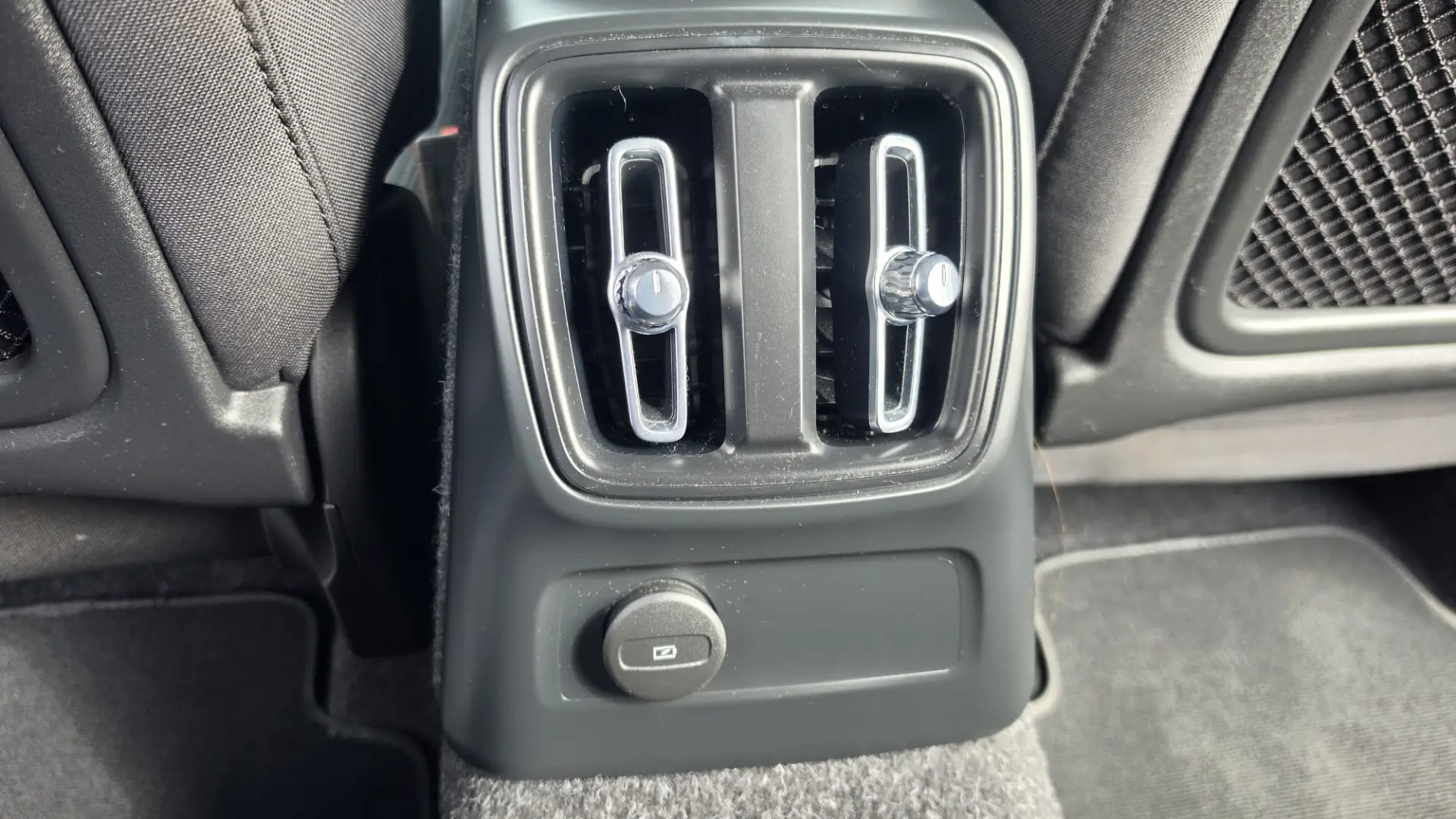Volvo XC 40 1.5 T5 PHEV Momentum Plus 24