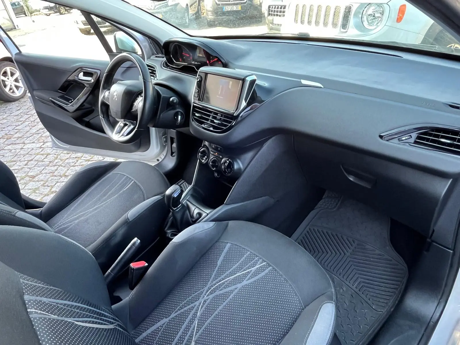 Peugeot 208 7