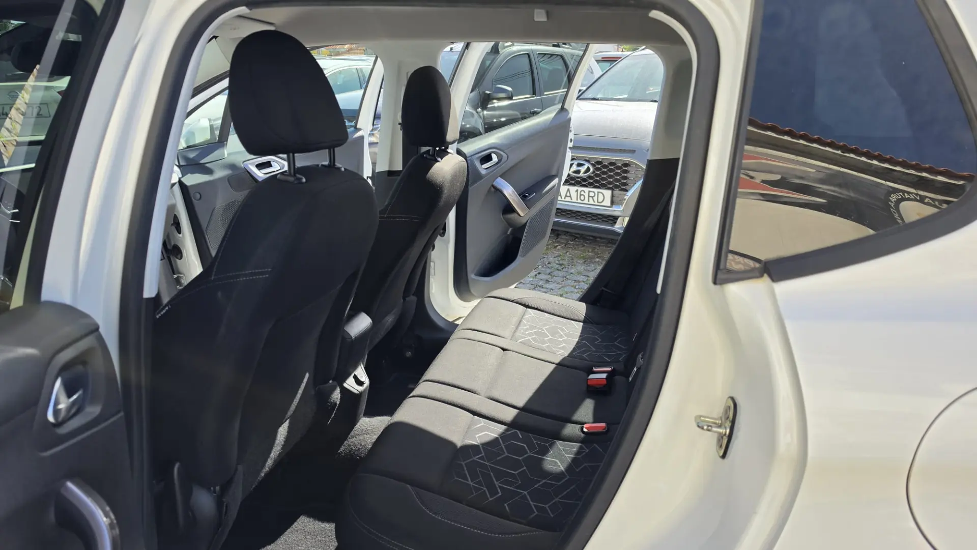 Peugeot 2008 1.6 e-HDi Allure 13