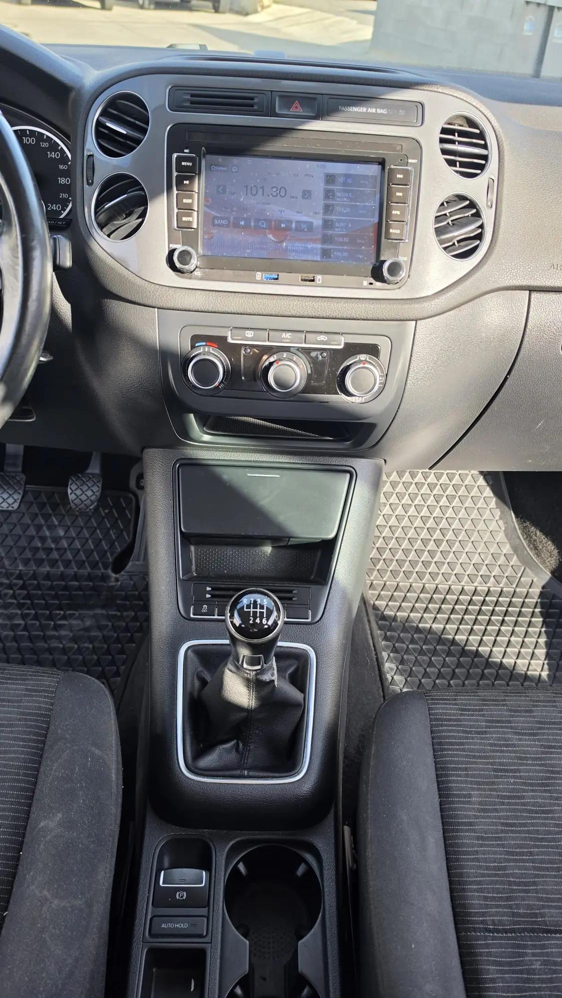 Volkswagen Tiguan 2.0 TDi Sport BlueMotion 10