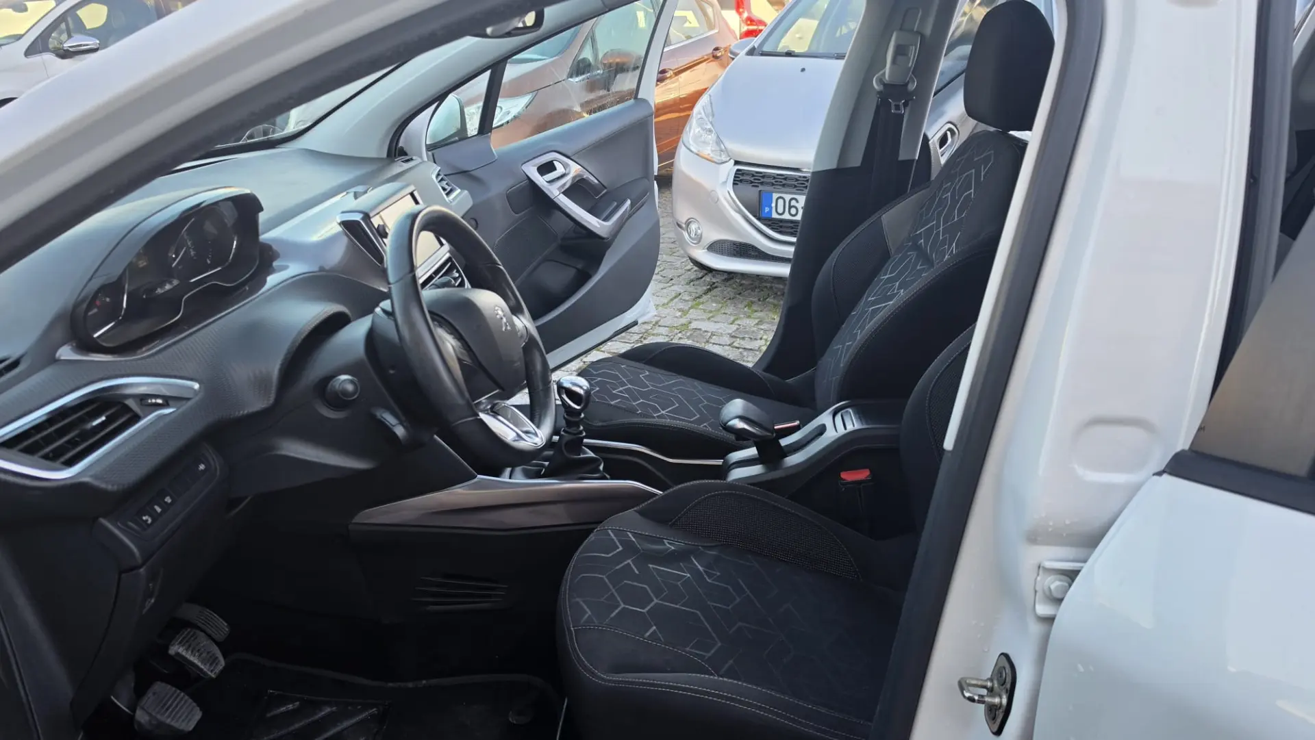 Peugeot 2008 1.6 e-HDi Allure 15