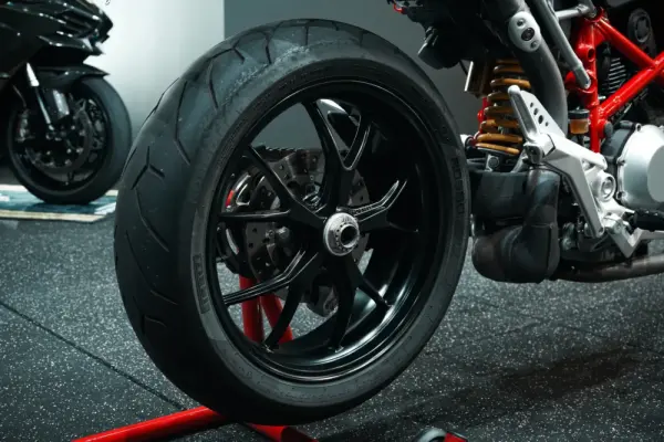 Ducati Hypermotard Outro 12