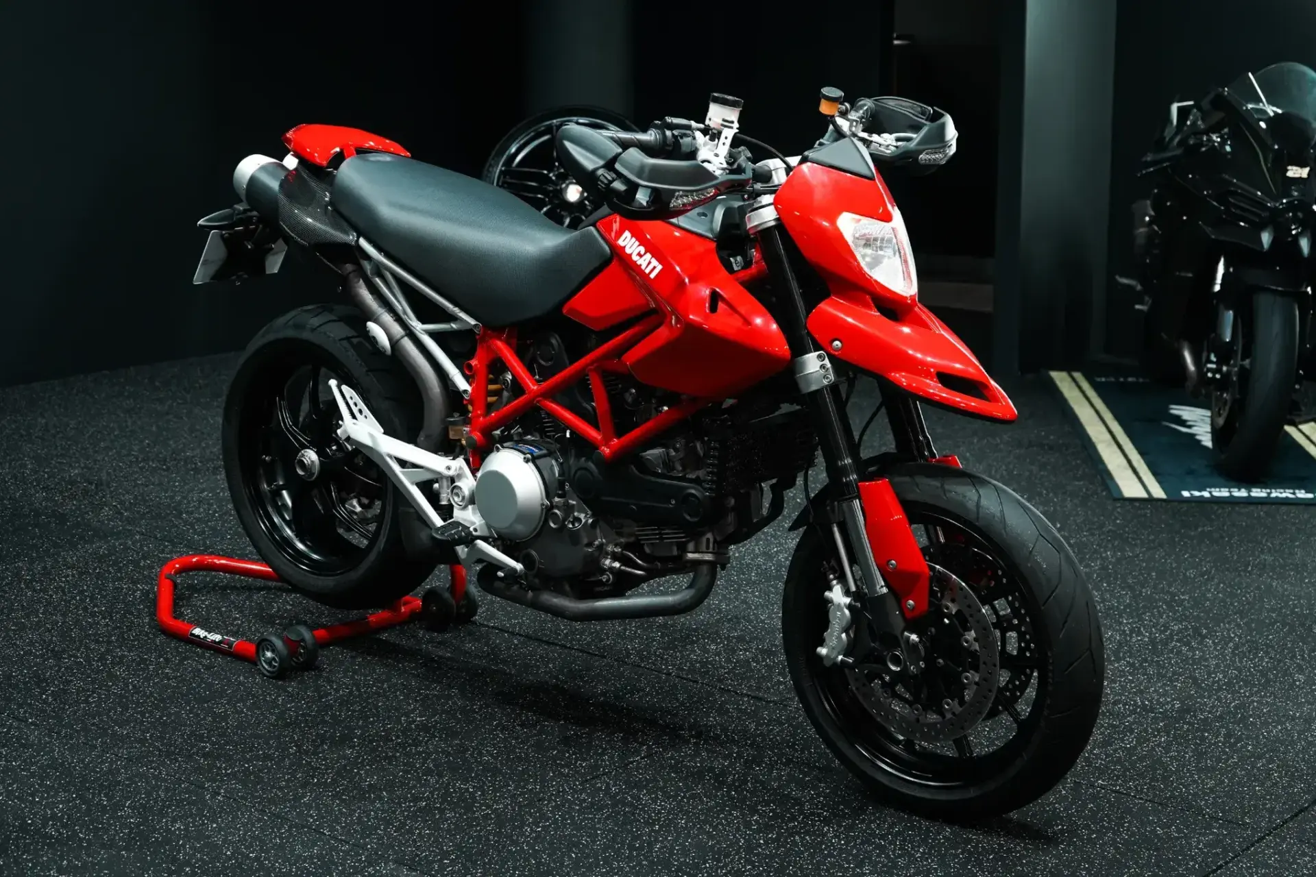 Ducati Hypermotard Outro 3
