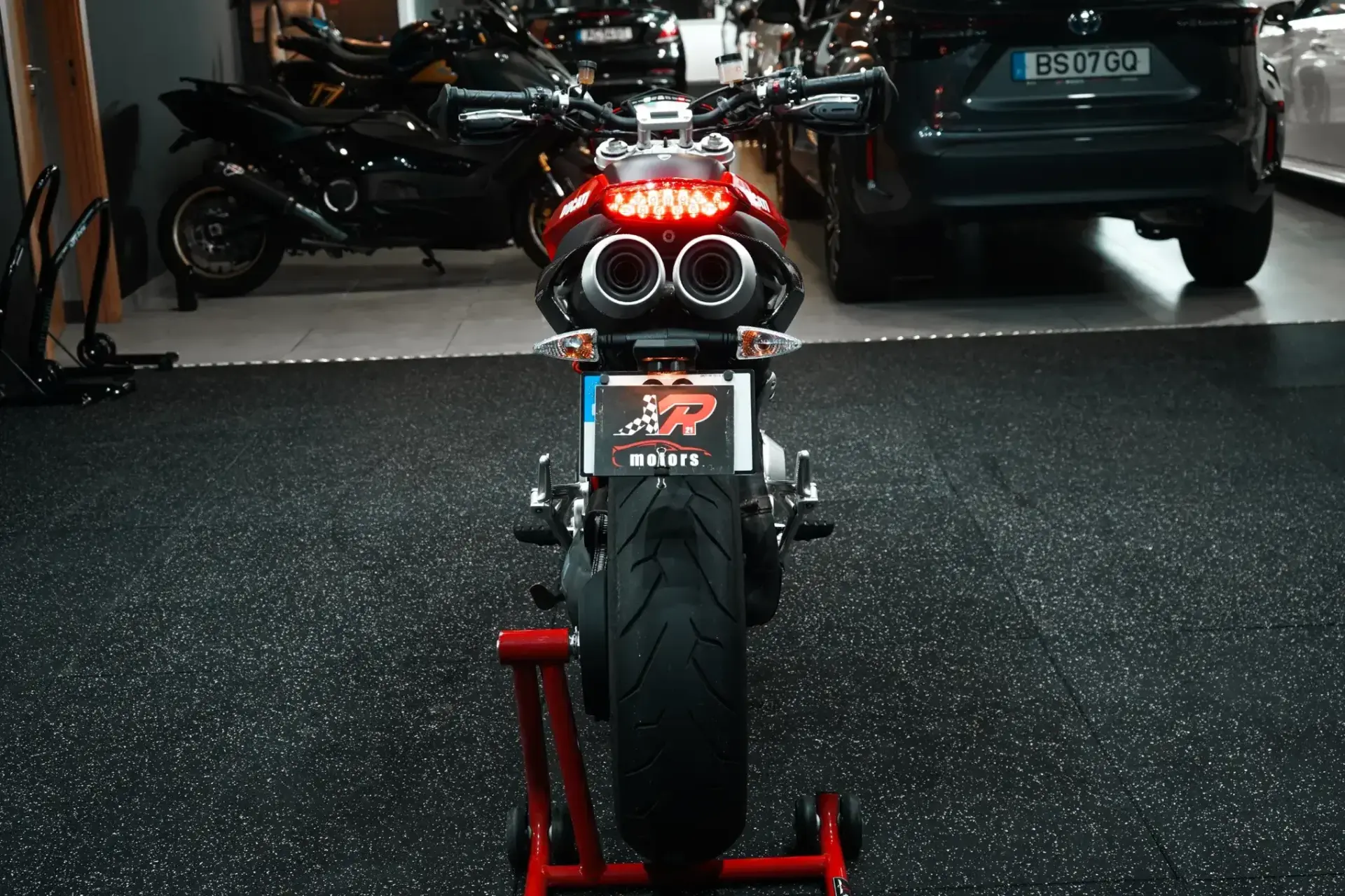 Ducati Hypermotard Outro 13