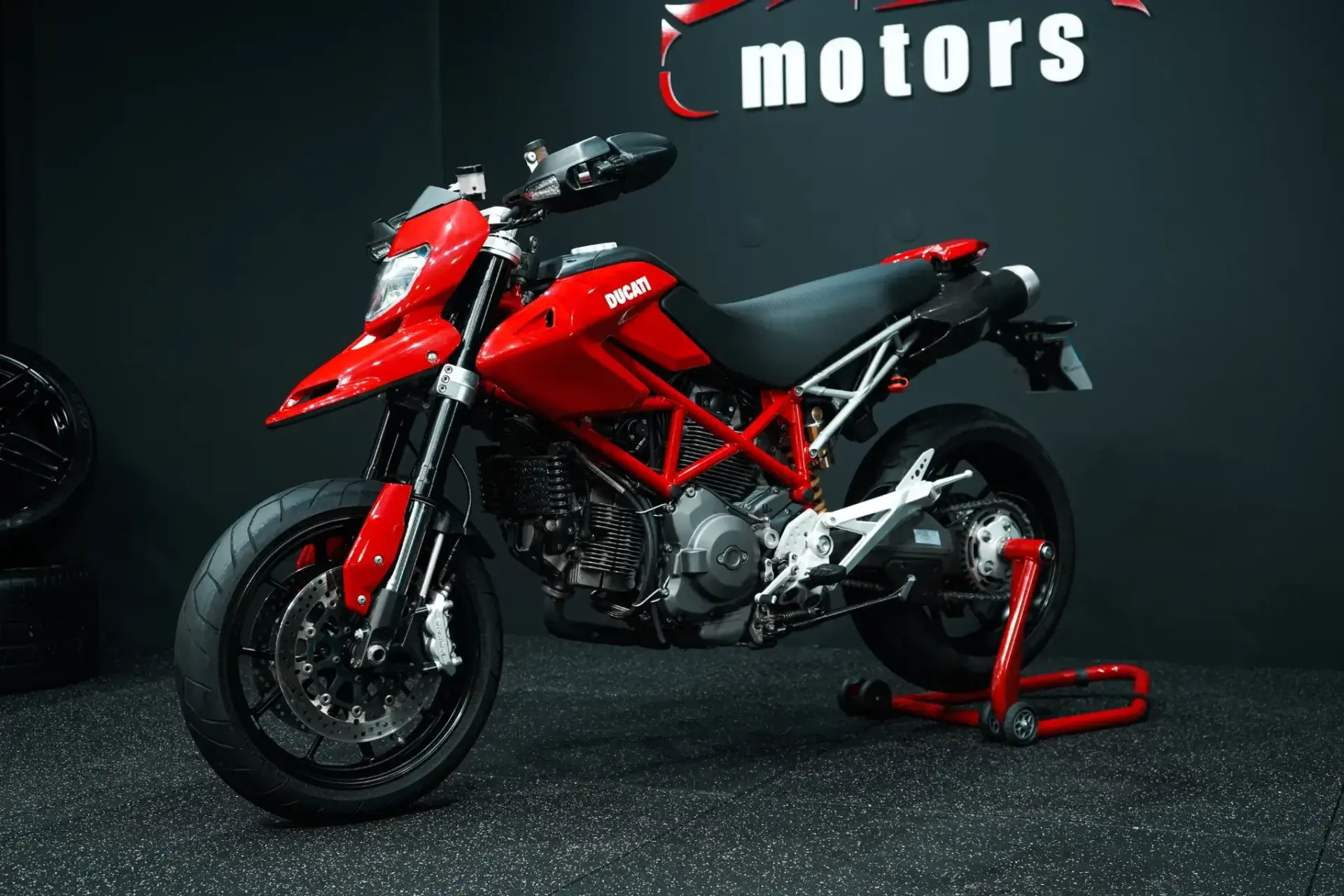 Ducati Hypermotard Outro 4