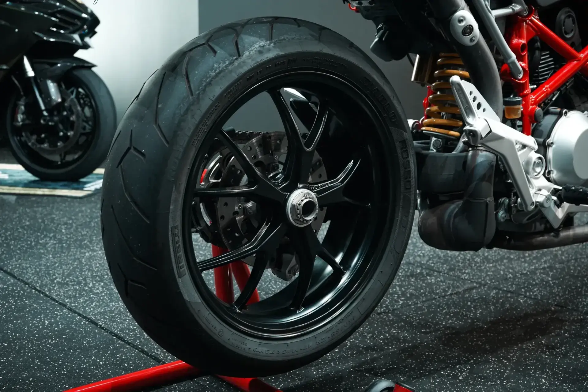 Ducati Hypermotard Outro 12