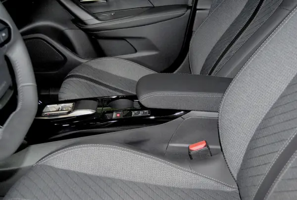 Peugeot 2008 1.2 Hybrid Allure e-DCS6 32