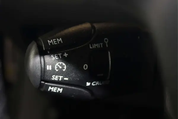 Peugeot 2008 1.2 Hybrid Allure e-DCS6 30