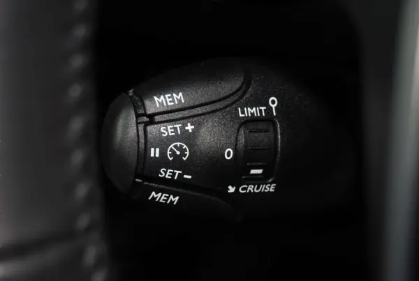 Peugeot 208 1.2 Hybrid Allure e-DCS6 26