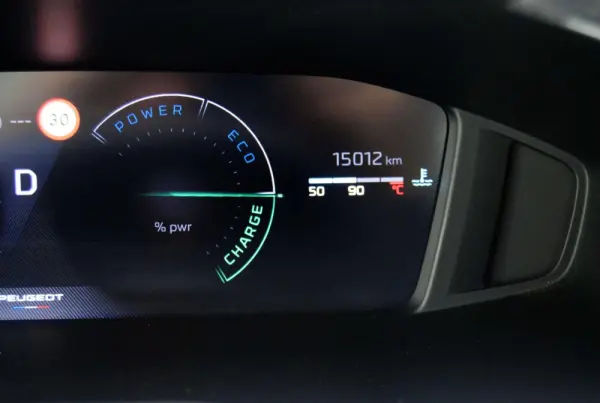 Peugeot 208 1.2 Hybrid Allure e-DCS6 31