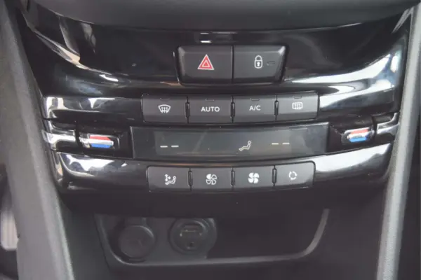 Peugeot 208 1.6 THP Allure 12