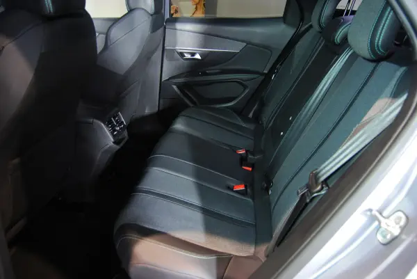 Peugeot 3008 1.5 BlueHDi Allure Pack EAT8 17