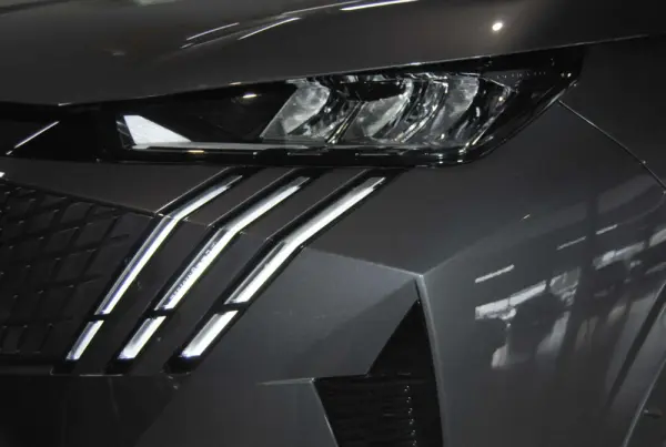 Peugeot 5008 1.2 Hybrid Allure e-DCS6 12