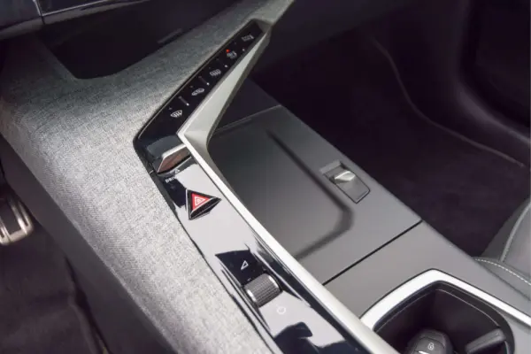 Peugeot E-3008 73 kWh GT 24