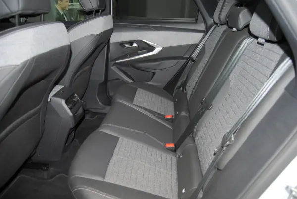 Peugeot 3008 1.2 Hybrid Allure e-DCS6 17