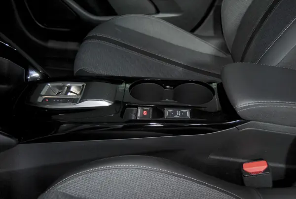 Peugeot 208 1.2 Hybrid Allure e-DCS6 29