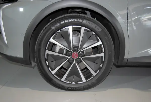 DS DS7 E-Tense Performance Line 11