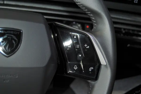 Peugeot 3008 1.2 Hybrid Allure e-DCS6 24