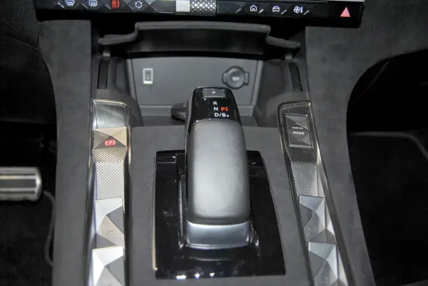 DS DS7 E-Tense Performance Line 37