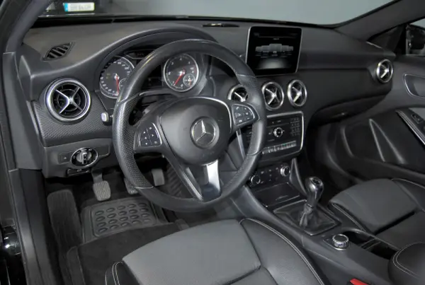 Mercedes-Benz A 180 AMG Line 13