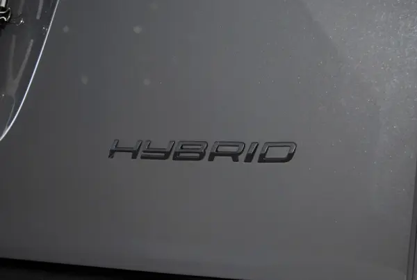 Peugeot 2008 1.2 Hybrid Allure e-DCS6 14