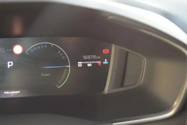Peugeot 2008 1.2 Hybrid Allure e-DCS6 8