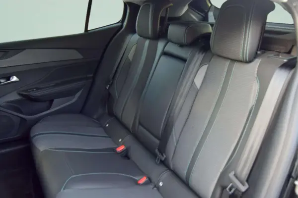 Peugeot 408 1.2 Hybrid Allure e-DCS6 26