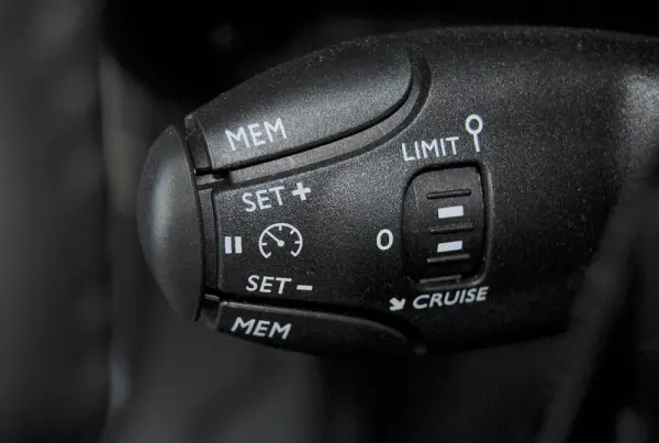 Peugeot 2008 1.2 Hybrid Allure e-DCS6 27