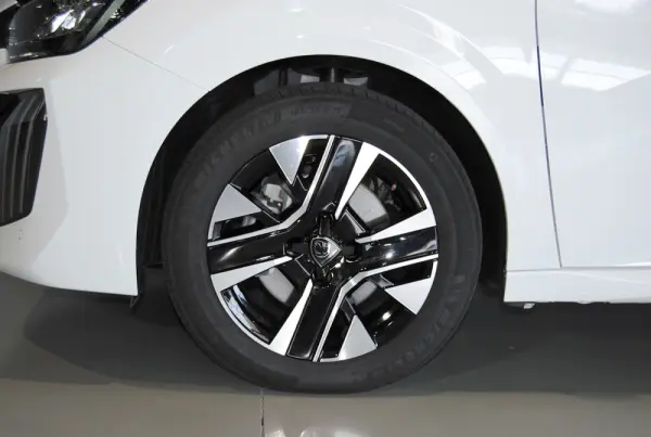 Peugeot 208 1.2 Hybrid Allure e-DCS6 9