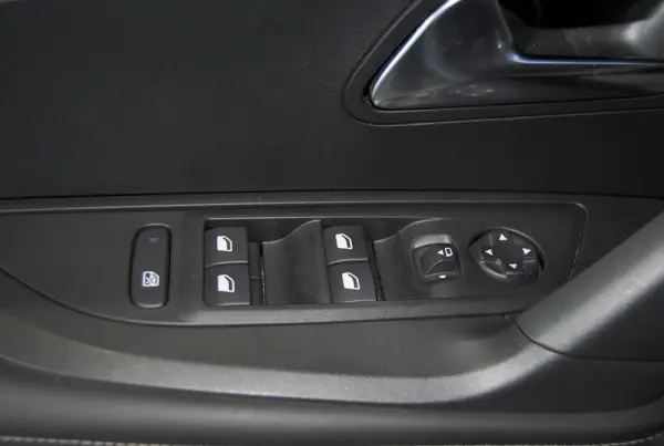 Peugeot 2008 1.2 Hybrid Allure e-DCS6 19