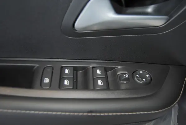 Peugeot 208 1.2 Hybrid Allure e-DCS6 20