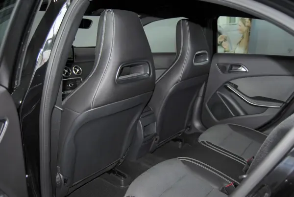 Mercedes-Benz A 180 AMG Line 27