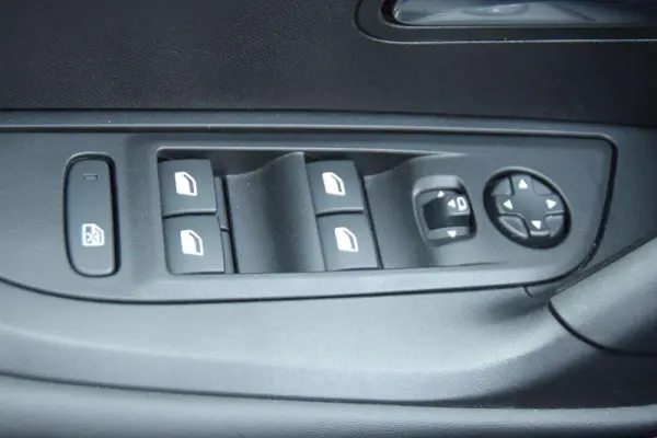 Peugeot 2008 1.2 Hybrid Allure e-DCS6 23